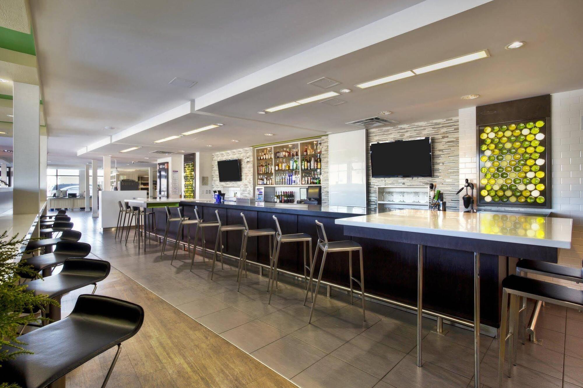 Holiday Inn Express Winnipeg Airport - Polo Park By Ihg Exterior foto